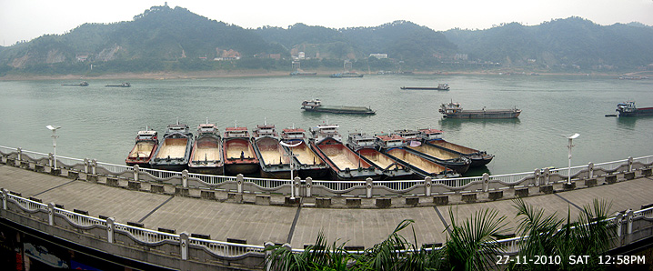 Xi River �覿 that flows through Wuzhou