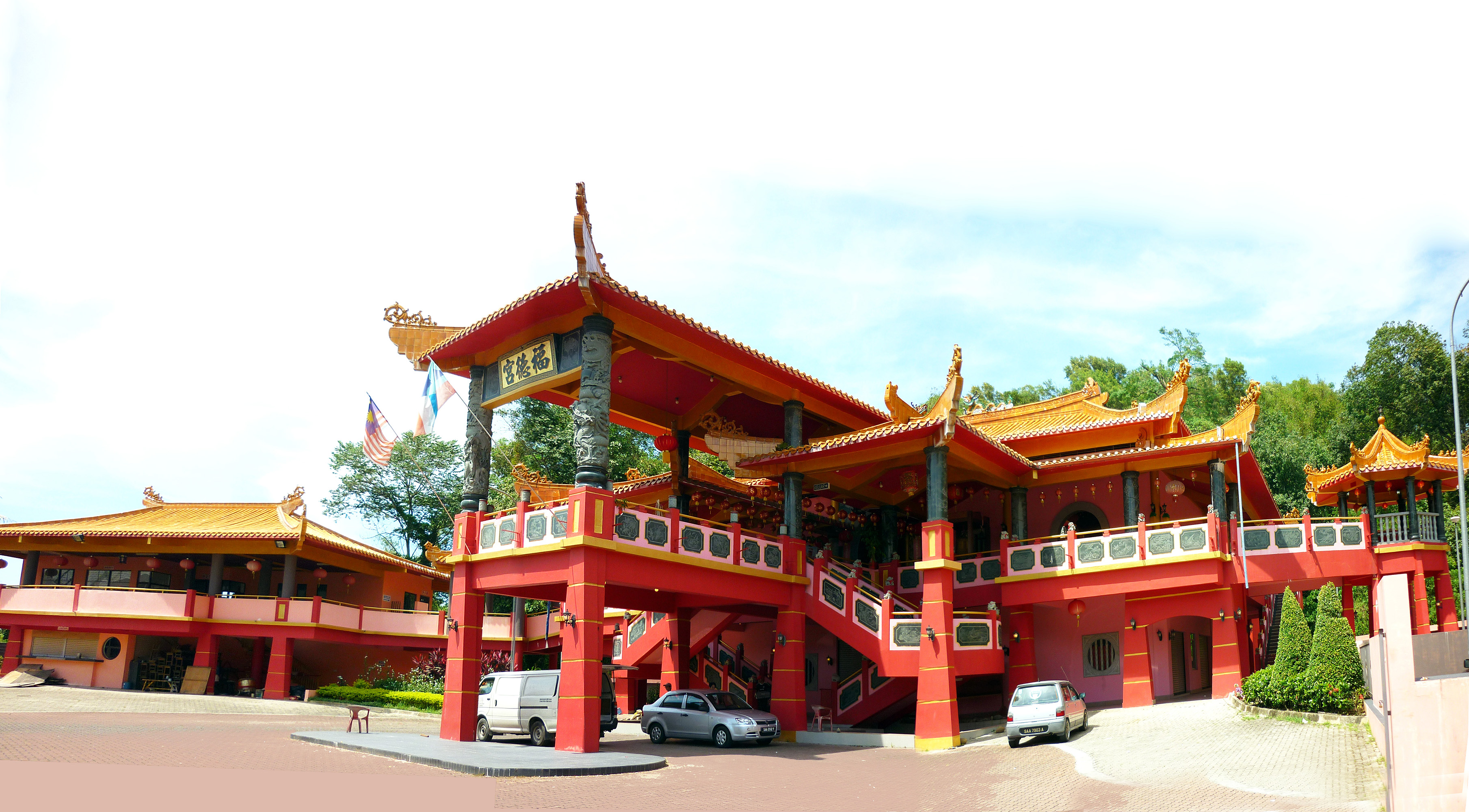 沙巴州兵南邦的「福德宮」是一座典型的華人廟宇,擁有傳統中國廟宇建築風格,其外觀充滿濃厚的東方文化特色。