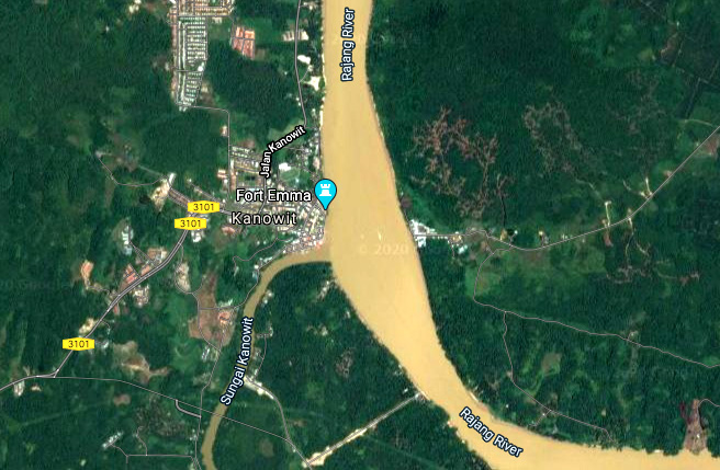 Kanowit town is located at confluence of Kanowit River and Rajang river. 