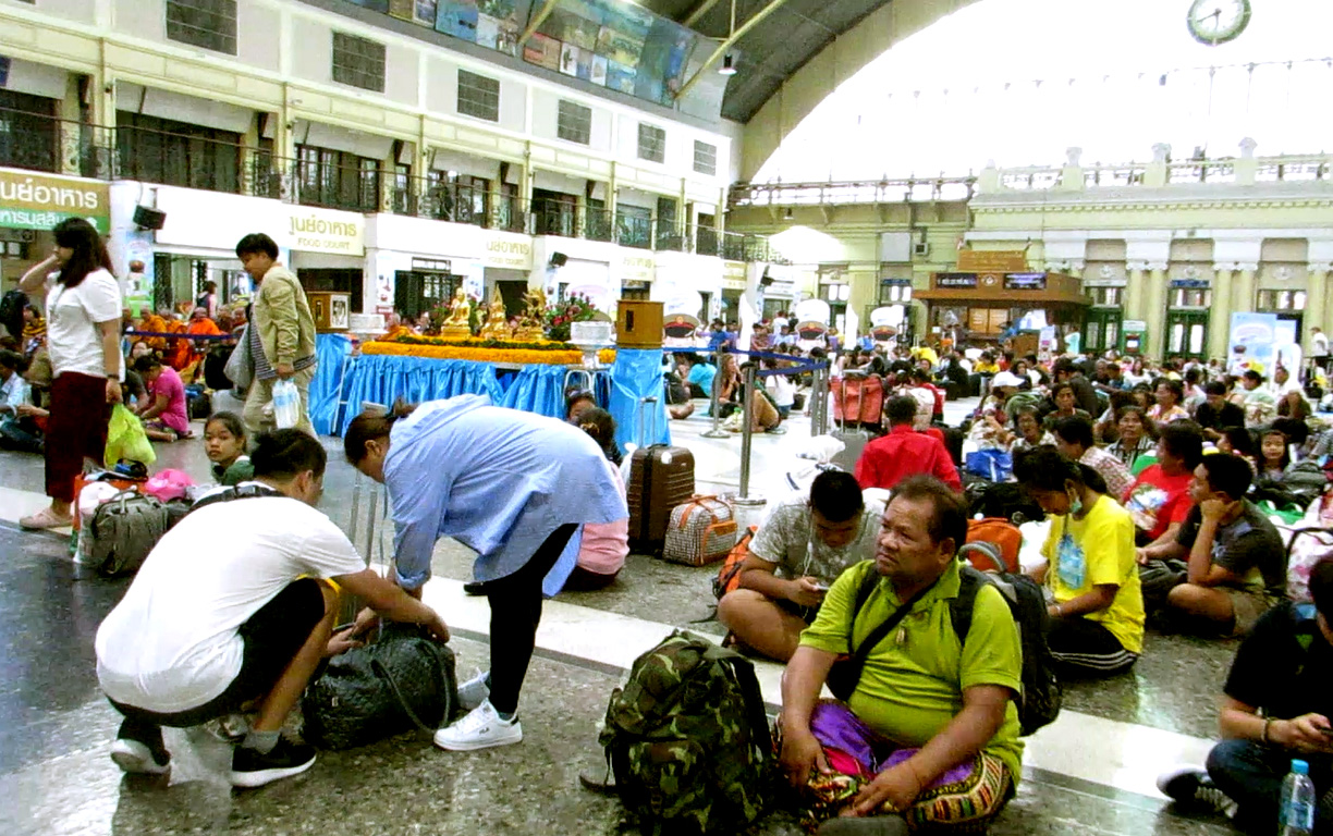 Hua Lamphong Station serv over 50 thousand passengers each day (about 20 million passengers per year),