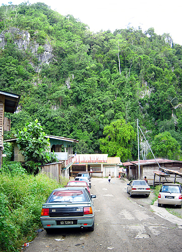The last 100 meters of the road leading to the Madai Caves is a very steep downward dead end. 