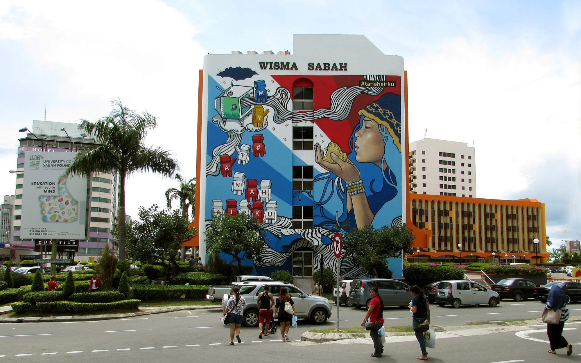 Mural on the entire outer fa�ade of Wisma Sabah depicted the Kadazan God�s daughter, Huminodun, the inspiration for the Harvest Festival beauty queen. 